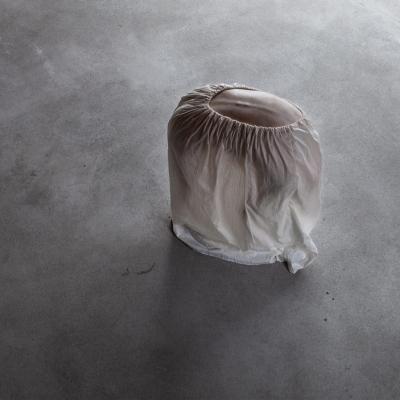 Lucy König, Seidiges, aus der Serie Hüllen, 2015, Seide, Acrystal, 116 x 42 x 72 cm